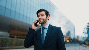 Kafkasyalı yetenekli bir proje yöneticisi. Bulanık geçmişiyle şehirde yürürken telefonla konuşuyor. Akıllı telefon kullanan yetenekli bir işadamı bulanık geçmişi olan bir proje yöneticisiyle konuşuyor. Sevinçli..