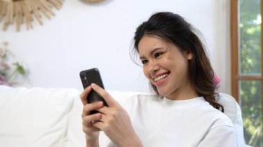 Genç bir kadın internet üzerinden alışveriş yapmak için internet üzerinden internet üzerinden internet üzerinden alışveriş yapıyor. Modern ve konforlu çevrimiçi alımlar güvenli ve uygun alışverişleri sağlar.