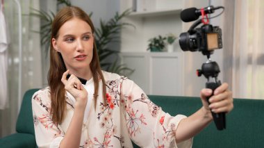 Kadın Etkilenen Vlog video görüntülerini canlı yayınlıyor Makyaj primi sosyal medya veya blog. Kozmetik stüdyosu ışıklandırmalı mutlu genç kız çevrimiçi pazarlama oturumu yayını için..