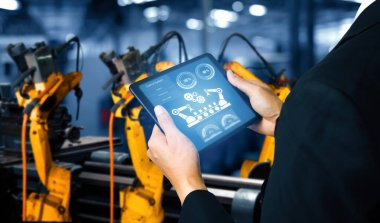 Sanayi 4.0 veya 4. endüstriyel devrimin otomasyon üretim sürecini ve IOT yazılımını gösteren dijital fabrika üretim teknolojisi için MLP Smart Industry robot kolları.