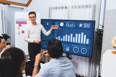 Ofiste sunum ya da analist ekibiyle toplantı odasında mali verileri analiz etmek için BI Fintech 'i kullanmak. İş adamları stratejik planlama için TV ekranında BI gösterge panelini inceliyor.