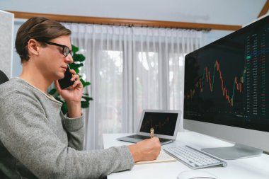 Akıllı borsa yatırımcıları bilgisayar ve laptop ekranından ilginç borsa takası seçmek için komisyoncuları arıyor, modern işyerindeki veri grafiğine gerçek zamanlı olarak bakıyor. Bireysel.