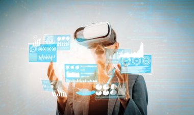Beyaz iş kadını mali grafiğe bakıp küresel ağ iletişimine bağlanırken VR kulaklık takıyor. Proje yöneticisi pazarlama verilerini ve borsa grafiğini analiz eder. Kısıtlanma.