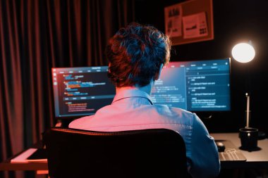 BT geliştiricisinin arka görüntüdeki pc ekranında çevrimiçi yazılım geliştirme bilgi kodlaması oluşturması, neon modern ofisteki web sitesinde en son sürüm uygulaması için düşünme programı. Toplayıcı.