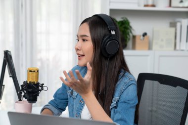 Kot pantolon giyen, yaratıcı yayın yapan genç Asyalı sunucu stüdyo dinleyicisiyle günlük hayatta pazarlamayı ya da danışmanı tanıtmayı online olarak anlatıyor. Taktik.