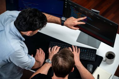 BT geliştiricileri pc ekranında çevrimiçi yazılım geliştirme bilgisini tartışıyor, web sitesindeki son sürüm uygulaması için program kodlaması oluşturuyorlar. Beyin fırtınası yazılımı kavramı güncellendi. Satılabilir.