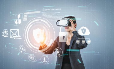 Proje yöneticisi güvenlik koruması hologramını inceliyor ve yönetiyor. Profesyonel iş kadını kimlik gizlilik sistemine girerken ayakta ve metaevrene girmek için VR gözlük takıyor. Kısıtlanma.