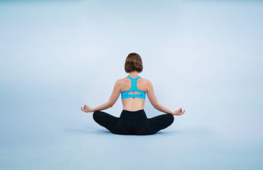 Tam vücut uzunluğu arka plan neşesi atletik ve sportif kadınları izole edilmiş arka planda sağlıklı ve meditasyon amaçlı yoga egzersizi yaparken görüntüledi. Sağlıklı aktif ve vücut bakımı yaşam tarzı