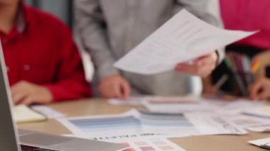 Tasarımcı ekibinin beyin fırtınası yaptığı ve grafik tasarımı için renk seçimi yaptığı el kapanışı ya da tasarım bürosunda krom danışmanlığı için danışmanlık isteyen bir müşteri. Değiştirilmiş