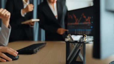 Hisse senedi borsası pazarlamasını analiz eden yavaş çekim şirketindeki yatırımcılar, kayıp için mum bar fiyatını analiz eden monitörlere bakıyor ve kazanç ve kâr elde ediyor. Filizlenen