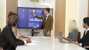 Çeşitlilik gösteren iş adamlarıyla süs odası ya da ofis çalışanı üniversite çalışanı, televizyon ekran şirketleri ile el sıkışma, çalışkan ekip olarak çalışmaktan başarılı pazarlama planları..