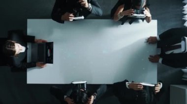 Cloud bilgisayar teknolojisi ve siber güvenlik koruması hologramı ile VR cam kullanarak iş adamlarına bilgisayar üzerinde çalışan ve bulut veri depolayan akıllı yöneticilerin üst görüntüsü. Müdürlük.