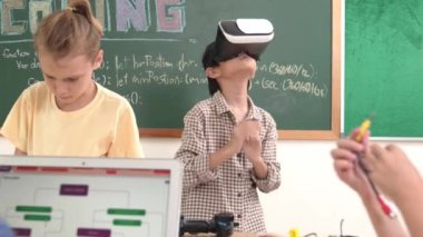 VR kulaklık takan enerjik bir çocuk sınıfta sanal dünyaya giriyor. Öğrenci programlama sistemi, çocuk elektronik panoyu tamir ederken yapay zeka ile mühendislik komut yazılımı oluşturdu. Pedagoji.
