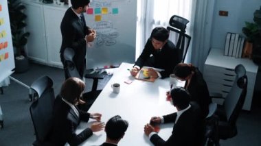 Üst düzey pazarlama ekibi beyin fırtınası fikri. Bu arada yönetici yönetici de beyaz tahta yazıp toplantı odasında finansal strateji planlıyor. Bir grup farklı insan problemi çözmek için birlikte çalışıyor. Müdürlük.