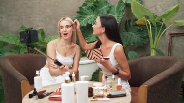 Yeşil bitki üzerine doğal güzellik ve kozmetik dersi yapan iki güzel içerik yaratıcısı bahçe videosunu terk ediyor. Güzellik blogcusu sosyal medyum izleyicilere güzellik hizmetinin nasıl uygulanacağını gösteriyor. Blithe