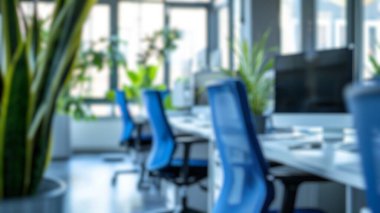 Büyük pencereleri ve yeşil bitkileri olan parlak ofis alanının bulanık arkaplanı. Fabrikayla dekore edilmiş bir işyeri. Modern iş yeri çevre konsepti. Poster, duvar kağıdı ve afiş için tasarım. Aktar.