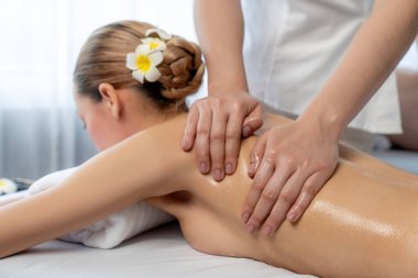 Kafkasyalı kadın müşteri stres önleyici spa masajının keyfini çıkarıyor ve lüks otel ya da oteldeki gündüz açık ortam güzellik salonunda güzellik teniyle eğleniyor. Sessiz.