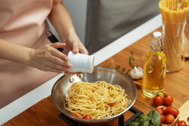 El aşçısını etkileyen spagetti karışımını kızartma tavasına koyup çeşnili ve lezzetli bir sos koyarak stüdyoda ev yapımı yemek sunma kavramını kapatıyoruz. Varsayım.