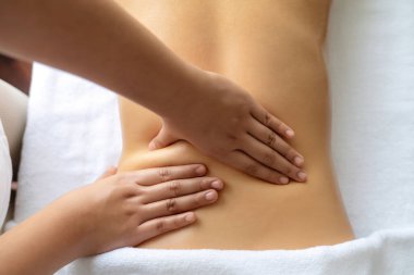 Kapalı alan kadın müşteri stres önleyici spa masajını yapmaktan zevk alıyor ve lüks otel ya da oteldeki gündüz açık hava güzellik salonunda güzellik teniyle eğleniyor. Sessiz.