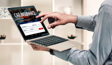 Araba sigortası internet sitesi, arabanızın hasarının rahat olduğundan emin olmak için ekranda.
