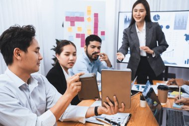 Genç Asyalı iş kadını modern toplantıda TV ekranında veri analizi paneli sunuyor. Bir grup iş adamıyla konferans odasında iş sunumu. Uyum