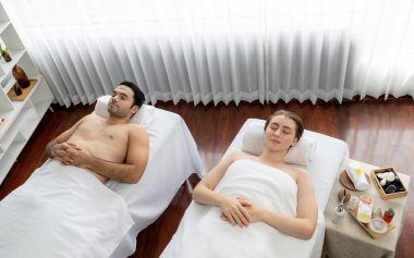 Kafkas çift müşterisi stres önleyici spa masajının keyfini çıkarıyor ve lüks otel veya oteldeki gündüz açık hava ortamında güzellik teniyle eğleniyor. Sessiz.