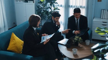 Toplantı odasında çeşitli iş adamlarının pazarlama stratejilerinin en üst görüşü. Profesyonel yönetici, iş arkadaşı fikrini paylaşırken dizüstü bilgisayardan hisse yatırım grafiğini düşünür ve analiz eder. Müdürlük.