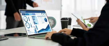 İş veri paneli, pazarlama stratejisi planlaması için iş zekası analizi sunar. Müşteri taleplerini analiz etmek ve iş dünyasının geleceğini önceden görmek için büyük veriler sunulur.