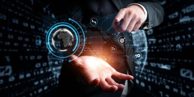 İş adamı, tahmin edilen büyük veri modellerinden gerçek zamanlı analizlere uzanan eğilimleri ve görüşleri ortaya çıkarmak için veri analizlerini derinlemesine inceleyerek, veri güdümlü kararların analitik endüstrileri nasıl ileri götürdüğünü öğrenir Faas