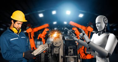 MLP Mekanize Endüstri Robotu ve insan işçileri gelecekteki fabrikada birlikte çalışıyorlar. Sanayi devrimi ve otomasyon üretim süreci için yapay zeka kavramı.