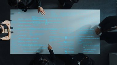 Profesyonel iş adamlarının yukarıdan aşağıya görüşü kodlama komutu ya da programlama mühendisliği koduyla ilgili fikir paylaşımı. Bir grup yatırımcı toplantıda veri analizinin beyin fırtınası stratejisi üzerinde çalışıyor. Müdürlük.