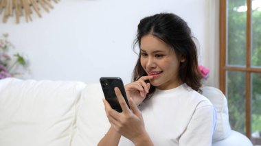 Genç bir kadın internet üzerinden alışveriş yapmak için internet üzerinden internet üzerinden internet üzerinden alışveriş yapıyor. Modern ve konforlu çevrimiçi alımlar güvenli ve uygun alışverişleri sağlar.