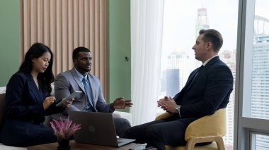 Şehir siluetine bakan süslü ofis, çeşitlilik uzmanlığı iddialı iş genişletme veya stratejik pazarlama tartışmaları. Finansal danışman, danışmanlık sektörü öngörüleri ve fikir verir