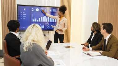 Ofisteki sunum ya da analist ekibiyle süs toplantı odasında mali verileri analiz etmek için BI Fintech 'i kullanın. İş adamları stratejik planlama için TV ekranında BI gösterge panelini analiz ediyor