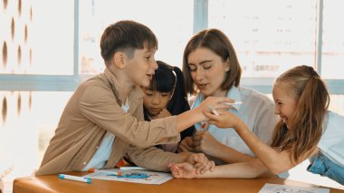 Çizim kitabında işaret kullanarak çeşitli öğrencilerin ve zeki öğretmen çizimlerinin panorama çekimi. Sanat dersinde çizim kitabını kullanarak çok kültürlü bir öğrenci. Rahatlama. Etkinlik.