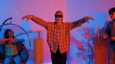 Stüdyoda gündelik kıyafetleri olan çok kültürlü bir arkadaş tezahürat yaparken mutlu hipster break dansları. Profesyonel sokak dansçısı hip hop ritmi ya da neon veya kurşun ışıkla kafiyeli bir şarkı söyler. Mutluluk.