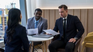 Şehir siluetine bakan süslü ofis, çeşitlilik uzmanlığı iddialı iş genişletme veya stratejik pazarlama tartışmaları. Finansal danışman, danışmanlık sektörü öngörüleri ve fikir verir