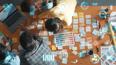 İnşaat mühendisinin planlama bölümünün en alt basamağı. Finans şeması ve istatistiksel grafikle toplantıda otururken akıllı mimar takımı inşaat tasarımı için birlikte çalışıyor. Sempozyum.