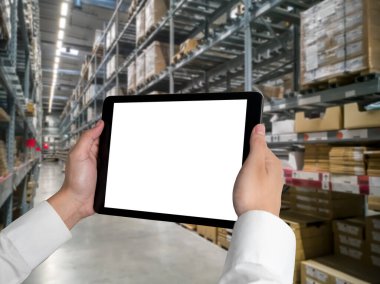 Tasarımınız için mod bilgisayardaki beyaz boş ekran monitör ekranında maket yapın