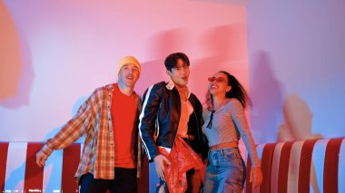 Kameraya bakarken zıplayan mutlu sokak dansı takımı. Profesyonel çeşitlilik, gündelik dans ve komik müziğe yönelen İspanyol gözlüklü bir takım. Çılgın dans. Mutluluk.