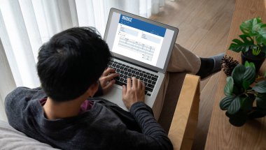 Muhasebe uygulamasından gelen fatura bilgisayar ekranında. Şirket işlerinin finans ve bütçesi için bilgisayar programı. Rahatça..