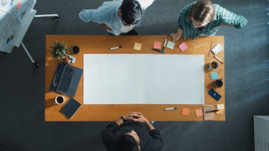 Proje yöneticisi beyaz tahtada dururken, çeşitli iş adamlarının pazarlama fikrinin en iyi görüntüsü. Çok kültürlü insanlar toplantı masasında dururken stratejiyi tartışırlar. Cemaat.