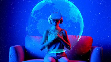 VR kullanarak kanepedeki kadını oturtmak yüzeyi döndürerek metaevreni döndürerek parlak ışıklı neon evren sanal uzay fantastik keşif bulutsusu 3D meta küresel hologram. Halüsinasyon.
