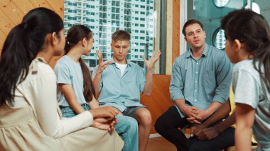 Grup terapisi sırasında çekici bir çocuk tecrübesini paylaşıyor. Etrafı çok kültürlü arkadaşlarla çevrili iken lise öğrencisi iyileşme sürecinden bahsediyor. Öğretim.