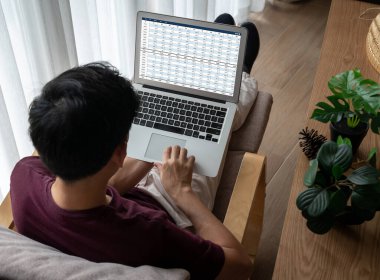 Bilgisayar ekranındaki muhasebe yazılımı finansal hesap tablolarını ve kurumsal iş dengelerini gösteriyor. Muhasebeciye iyi bir muhasebe sunuyor.