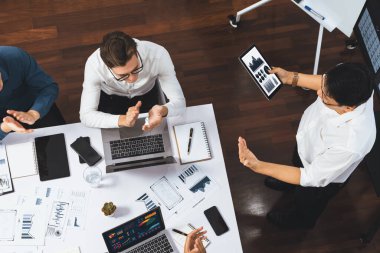 Üst düzey analist ekibi toplantı odasındaki mali verileri analiz etmek için BI Fintech 'i kullanıyor. İş anlayışı ve stratejik pazarlama planlaması için kağıt üzerinde analitik BI gösterge paneli. Tedbirli