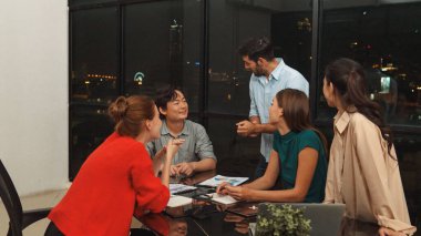 Ofiste yeni bir iş kurma projesi hakkında yetenekli bir takım tartışması. Bir grup iş adamı gece ofisinde gökdelenle konuşuyor, anlatıyor, paylaşıyor, pazarlama fikrini tartışıyor. İzleme
