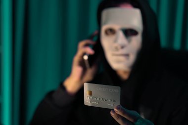 Kredi kartı sahibini arayıp gizli bilgilerle tehdit etmek için beyaz suçlu maskesi. Tüm veritabanları, güvenlik ihlali yapmaya çalışarak şifre şifreleme yapmak için. Bireysel.