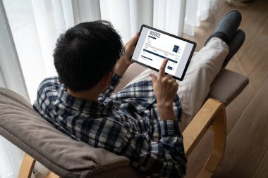 Muhasebe uygulamasından gelen fatura bilgisayar ekranında. Şirket işlerinin finans ve bütçesi için bilgisayar programı. Rahatça..