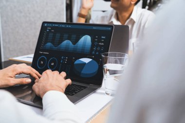 Analist ekibi, mali verileri analiz etmek için BI Fintech ekran dizüstünü kullanıyor. İş adamları BI yazılım teknolojisi torpido gücünün ticari pazarlama planlamasında kullanılacak gücü analiz ediyor. Tedbirli